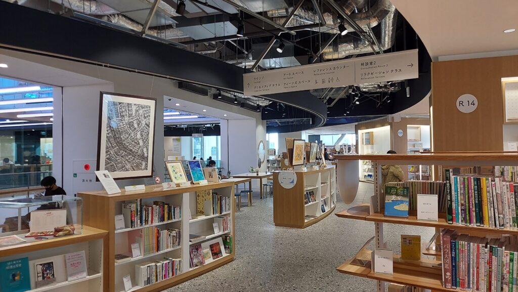 まちなか図書館で絵画展示風景の写真